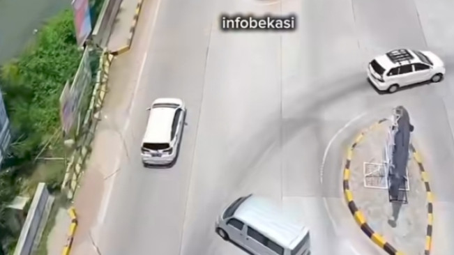 Tugu ikan gabus menghiasi exit gerbang tol Gabus di Desa Srijaya, Tambun Utara, Bekasi, Jawa Barat. [Instagram]